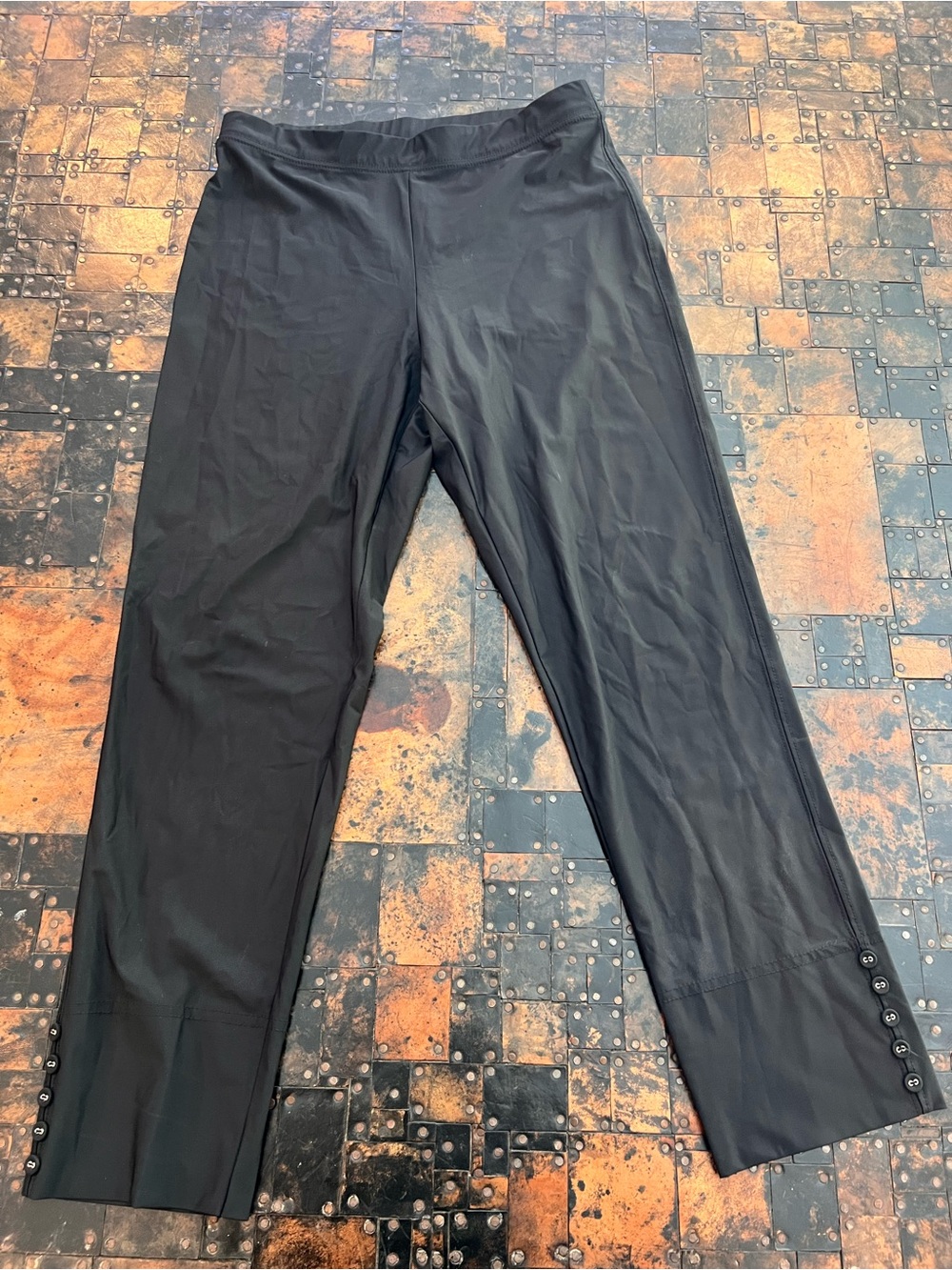 Women's Black Pull-On Capri Leggings with Button Hem